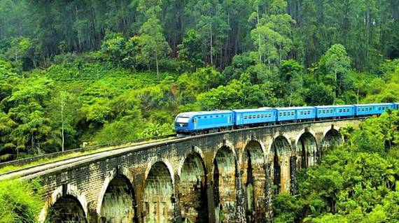 Train crossing Nine Arch Bridge